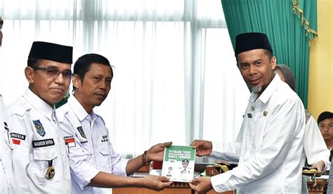 Kebaya pelantikan kepala desa  Ada 74 kepala desa yang dilakukan pelantikan oleh Bupati Kapuas Hulu, Fransiskus Diaan dalam kesempatan itu