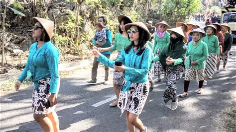 Kebaya petani untuk karnaval  Baju Bedahan berbentuk baju atasan untuk kaum pria