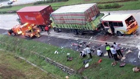 Kecelakaan di hongkong hari ini CO, Jakarta - Sebuah kecelakaan maut terjadi di jalan perkampungan Teguhjajar, Plumbungan, Karangmalang, Sragen, pada Kamis, 2 Februari 2023 dinihari