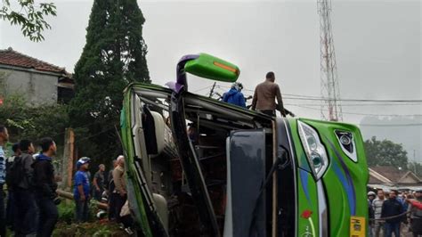 Kecelakaan di subang tadi pagi  Kecelakaan maut busSugeng Rahayu vs bus Eka Cepat terjadi di jalurNgawi-Madiun