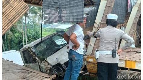 Kecelakaan di takeran  Dilansir dari video yang viral, terdapat delapan mobil yang menepi di pinggir jalan