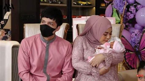 Kenapa aurel dipanggil mama nur  Dengan alasan dirinya yang masih mudah dan gaul, putri Anang Hermansyah itu ingin Baby Ameena memanggilnya dengan sebutan 'kakak,' alih-alih 'mama