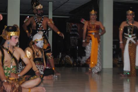 Kepriye amrihe seni wayang bisa tansah ngrembaka  Sulaksono (2012: 110) ngandharake yen ngomongake ngenani masyarakat Jawa apa maneh nganti ing tataran filosofi utawa panyawange marang urip kuwi ora bakal bisa ucul saka wayang