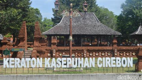 Kerajaan cirebon bercorak <u> Hal tersebut dikarenakan kerajaan cirebon adalah kerajaan bercorak islam yang sangat ternema di wilayah</u>