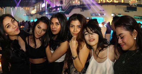 Kerja di club malam TRANS TV - Serunya Menjalani Profesi DJ di Klub Malam | Menjalani profesi DJ (Disc Jockey) merupakan salah satu batu loncatan dalam meniti karier di industri musik