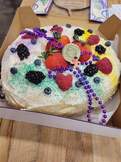 King cake in shreveport  (KSLA) - KSLA’s Biskie Duncan joins Lowder Baking Company in making king cake on Kings Day, ahead of Mardi Gras celebrations