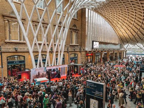 Kings cross hogwarts express announcement King's Cross railway station, London King's Cross, is one of the busiest stations in the UK and is famous for its Harry Potter 9 3-4 platform display