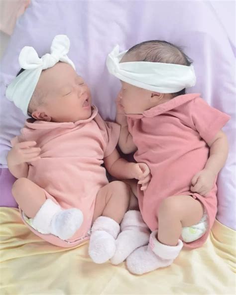 Kode alam anak kembar perempuan Anak kembar adalah fenomena kelahiran yang tidak dapat dialami semua orangtua