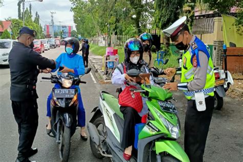 Kode alam kena tilang polisi  Baca Juga: Duit Ratusan Ribu Bisa Melayang, Polisi Incar Helm Pemotor Gak Ada Kode Ini