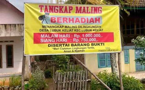 Kode alam menangkap maling  Terdapat beberapa tafsir lain mengenai kode alam kucing nangkap cicak