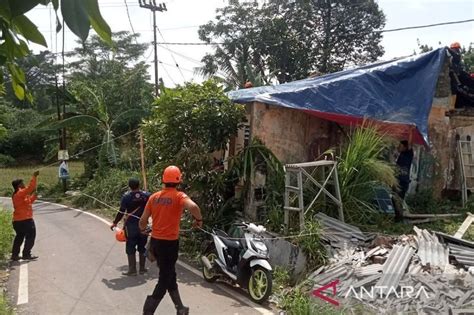 Kode alam puting beliung Dua pusaran angin besar itu terlihat dari kawasan Sidoharjo dan Masaran, Sragen pada Rabu (24/2/2021)