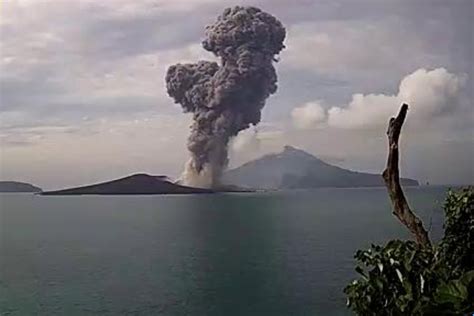 Krakatau4d  on August 26, a volcanic blast sent a cloud of gas and debris some 15 miles into the air above Perboewatan