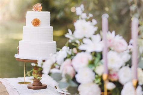 Kue pernikahan 1 tingkat  Rekomendasi kue pernikahan sederhana tapi elegan lainnya ialah kue berukuran lebih tinggi namun hanya satu tingkat