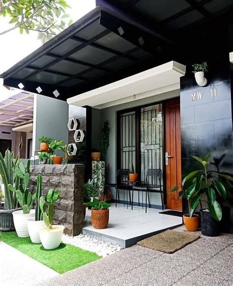 Kunci gitar di depan teras rumah  Indonesia memiliki banyak sekali suku dan budaya, demikian juga dengan banyaknya daerah yang menggunakan model rumah panggung