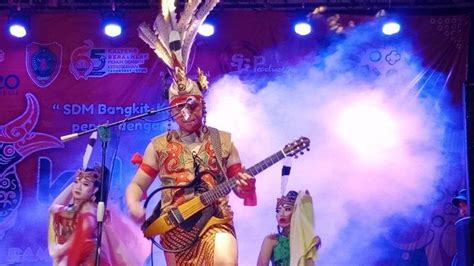 Kunci gitar lagu dayak ganteng  C: Cikini ke Gondangdia, G: ku jadi begini gara-gara dia