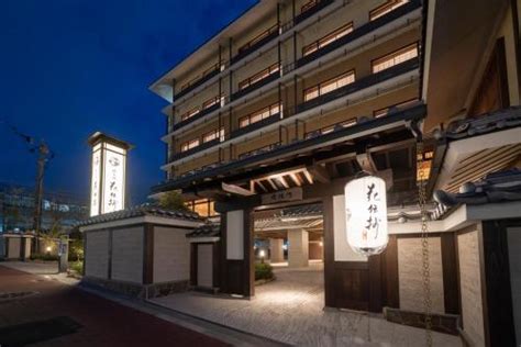 Kyoto umekoji kadensho hotel  The hotel offers guests comfortable air-conditioned rooms equipped with various amenities such as a desk, electric kettle, safety deposit box, flat-screen TV, and shared bathroom featuring a
