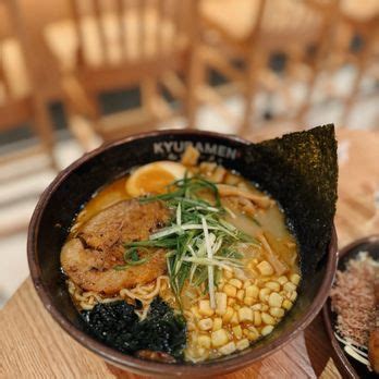 Kyuramen fotos The stereotype of Japanese ramen is the tonkotsu shio ramen from South Japan's Kyushu Island