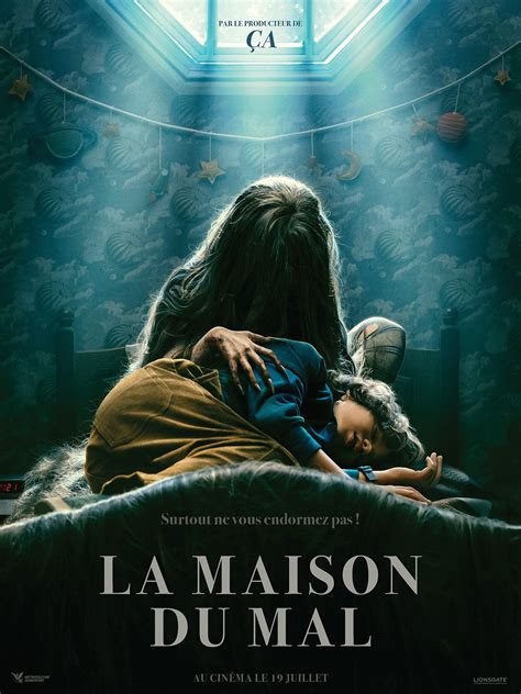 La maison du mal camrip  À mesure que sa peur s'intensifie, Peter se persuade que ses parents (Lizzy Caplan et Antony Starr) lui cachent un terrible