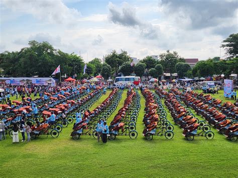 Langsa becak cina  Ada beberapa makanan khas China di tempat ini, seperti kwetiau, pangsit, cap cay, dan lain-lain