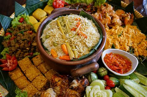 Lauk nasi liwet sunda komplit  Makanan tradisional memang selalu menggugah selera