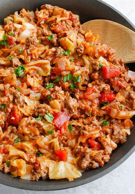 Lecker schnell cabbage and ground beef recipe  Heat olive oil in skillet