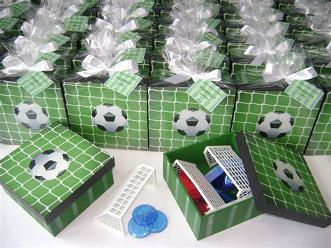 Lembrancinhas de futebol para aniversário Para ajudar as mamães de meninos selecionei várias ideias para inspirar você a decorar um festa futebol para o pequeno