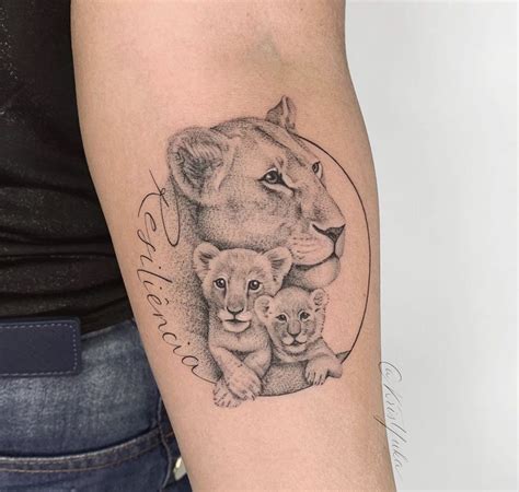 Leoa e filhotes tatuagem  Tattoo Outline