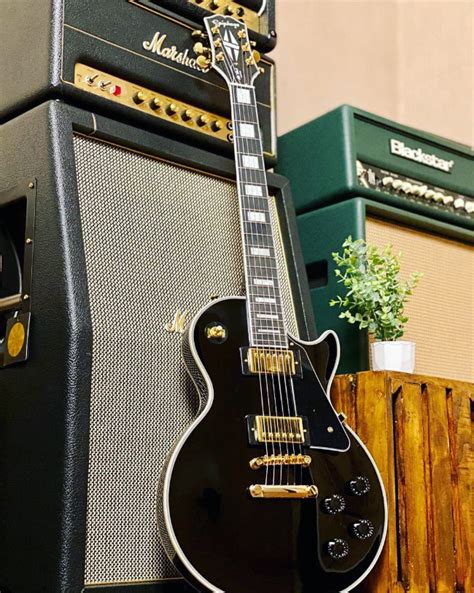 Les paul alternatives  When it comes to tone, the Les Paul naturally produces a ‘thick’ and ‘chunky’ sound with a pronounced mid-range with articulation for note clarity and defi nition