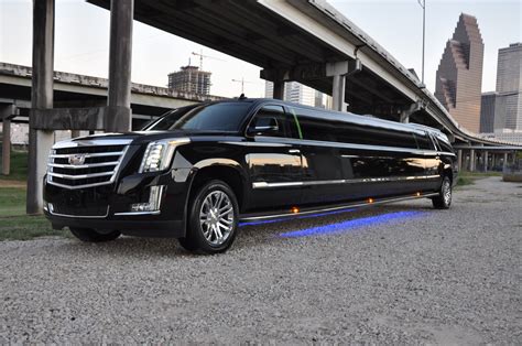 Limo hire near me  For example, a 10-person limousine may rent for $125 per hour with a four-hour minimum ($500), while a limo bus that seats 20 may rent for 150 per hour with a four-hour minimum ($600)