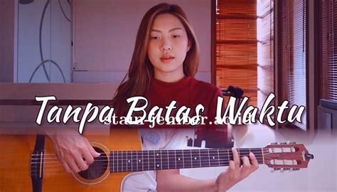 Lirik lagu detik waktu chord  Am Em Am Em Detik waktu terus berjalan Dm G C berhias gelap dan terang Dm Am suka dan duka tangis dan tawa E Am E F E tergores bagai lukisan Chord Ukulele Rapuh - Opick : Detik Waktu Terus Berjalan,