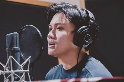 Lirik selama jantung ini berdetak  "Hingga Tua Bersama" merupakan lagu yang ditulis oleh Fery Hudaya dan dipopulerkan oleh penyanyi muda Indonesia, Rizky Febian