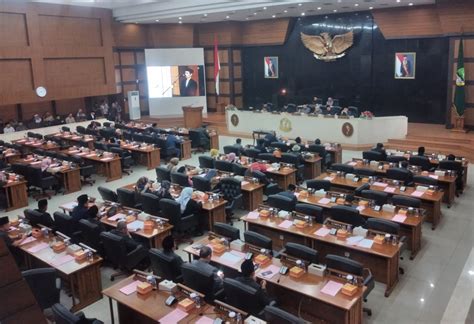 Lubang4d  Pengendara roda dua pun harus memutar orak demi menghindari lubang