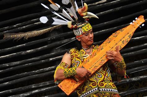 Lukisan dayak dance menggunakan alat Alat tangkap ikan tradisional itu sering kali digunakan oleh suku dayak Ma`anyan yang umumnya berdomisili di dua wilayah Kabupaten tersebut secara turun temurun