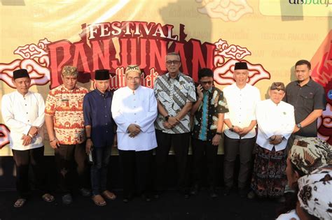 Lungkrah awake artinya  (id) Silakan masukkan Aksara Jawa ke kotak di bawah ini, lalu klik tombol "jawa > latin" untuk mengonversi ke Latin