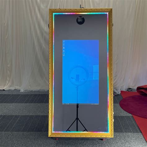 Magic mirror photo booth Animations are displayed on the mirror to guide guests to touch the screen