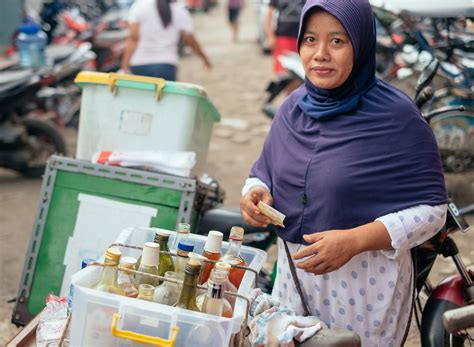 Mbok jamu png  kemudian dia masuk kerumah dan duduk beralas ubin