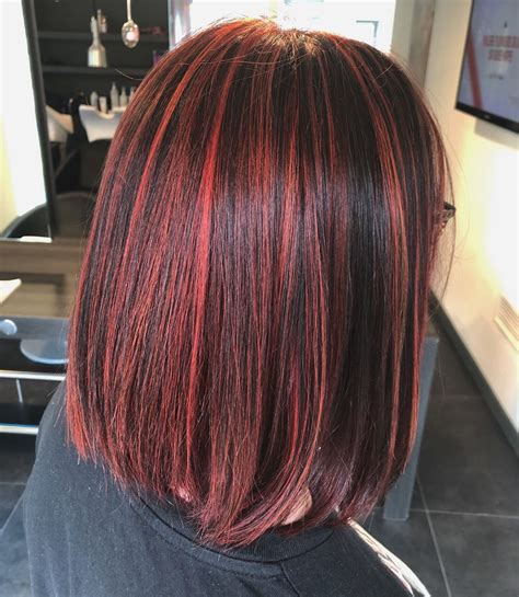 Mechas vermelhas por baixo do cabelo  Outra maneira inteligente de eliminar as mechas vermelhas em cabelos pretos é fazê-las apenas por cima