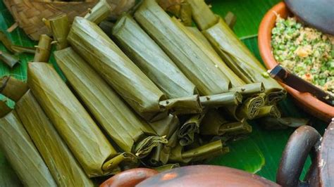 Membuat lontong daun pisang 5 Makanan Tradisional Bungkus Daun Pisang, Lontong Sampai Lapek Bugih