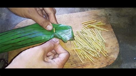 Membuat lontong daun pisang  Pemilihan biji beras