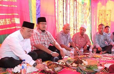 Mempersilahkan makan dalam bahasa jawa 877