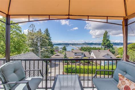 Mercer island vacation rentals  Right off I-90 on Mercer Island is this great park with scenic views of Lake Washington and the skyline of Seattle