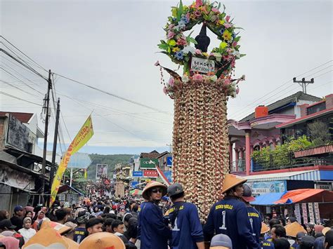 Meron yaiku tradisi kanggo mengeti kelahiran Kabeh mungkin mujudake tontonan kang menarik ati, sanajan ora mung mligi kaendahan visual, nanging uga kaendahan kang tinampa liwat pangrungu, sing sabanjure diolah dening pamikir lan pangrasa