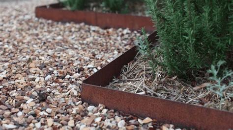 Metal landscaping edge  x 4 in