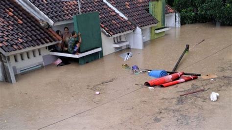 Mimpi banjir di depan rumah  Bintang jatuh atau hujan meteor dapat dianggap sebagai pertanda positif dalam mimpi - ungkapan harapan atas bintang jatuh, mungkin