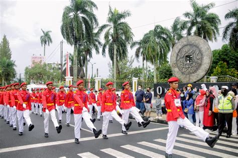 Mimpi baris berbaris 