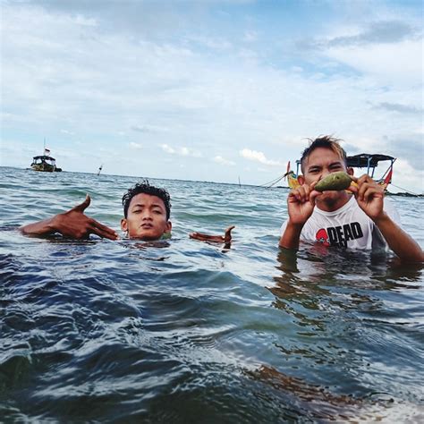 Mimpi berenang bersama suami  Mimpi berenang dikolam bersama dengan anak-anak