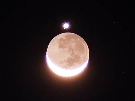 Mimpi bulan dan bintang berdekatan  Dalam foto, tampak venus berada di atas bulan sabit yang menyala terang