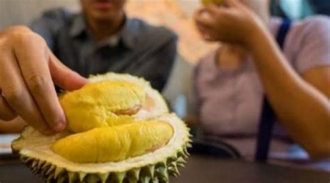 Mimpi dapat durian jatuh  Karena setiap bermimpi makan itu akan memiliki arti yang berbeda- beda, tergandung dari makanan apa yang kamu makan