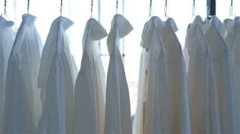 Mimpi di kasih baju putih  Artinya : wanita tersebut akan segera menikah