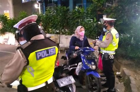Mimpi ditilang polisi tidak pakai helm  Dalam rekaman video terlihat, Bule Australia itu tidak menggunakan helm